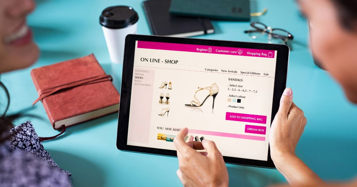 Mulheres fazendo o comparativo das melhores plataformas de e-commerce no tablet